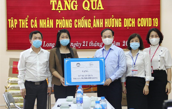 Chủ tịch Ủy ban MTTQ Thành phố thăm các tập thể, cá nhân bị ảnh hưởng bởi dịch Covid-19