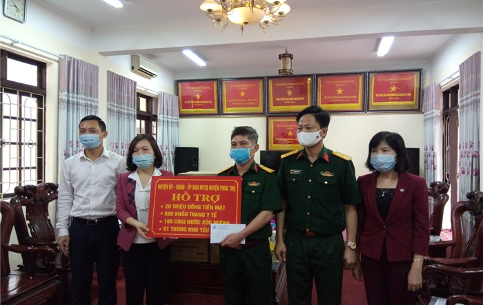 Lãnh đạo huyện Phúc Thọ tặng quà cho lực lượng phòng, chống dịch Covid-19