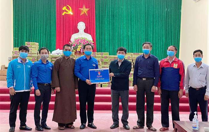 Thăm, tặng quà nhân dân và lực lượng tuyến đầu phòng dịch xã Dũng Tiến