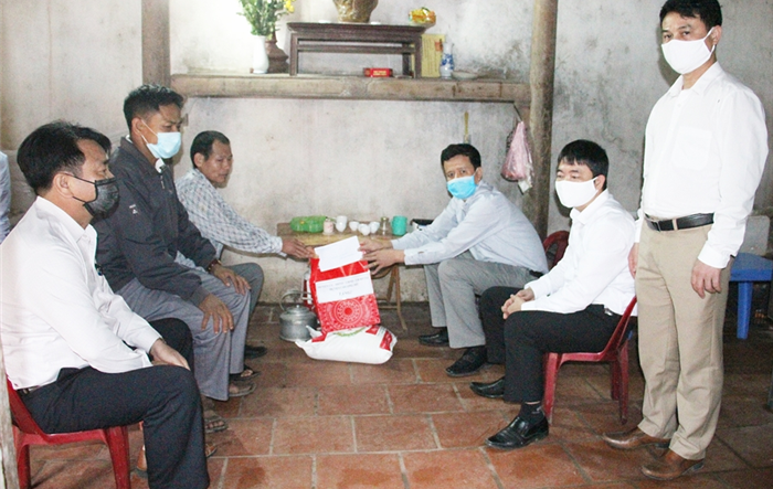 Phó Bí thư Thường trực Huyện ủy thăm, tặng quà các gia đình có hoàn cảnh đặc biệt khó khăn 