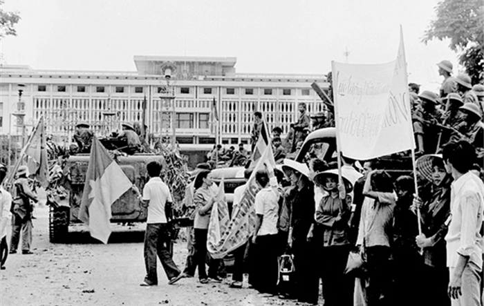 Bảo vệ thành quả vĩ đại 30-4 từ trận địa gia đình, dòng họ: Phần I - Nghịch lý "chim khách và quạ"