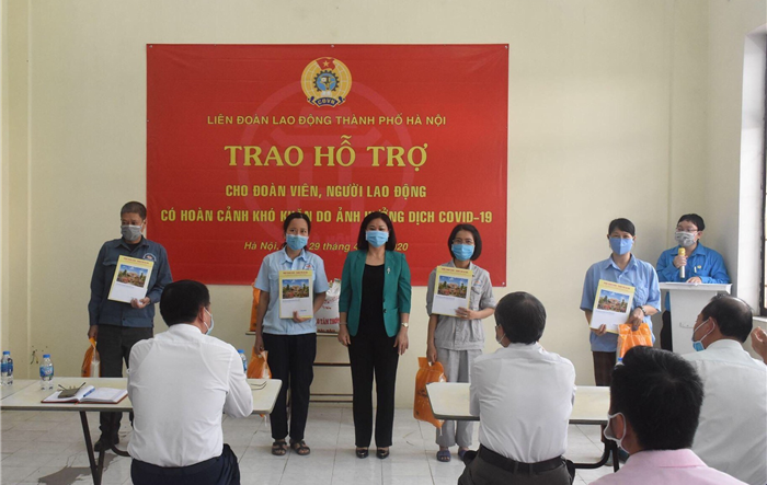 Trưởng Ban Dân vận Thành ủy trao quà hỗ trợ người lao động khó khăn quận Thanh Xuân