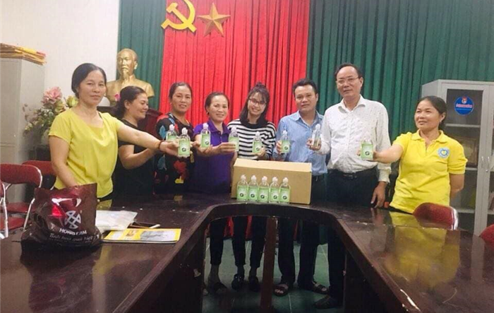 Nữ cán bộ pha chế nước sát khuẩn tặng người dân phòng, chống Covid-19 