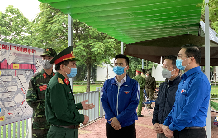 Thanh niên Thủ đô sát cánh cùng màu áo xanh lực lượng Quân đội nơi tuyến đầu phòng dịch