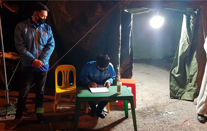 Thanh niên Thủ đô trực xuyên đêm nơi cửa ngõ Thủ đô phòng, chống dịch Covid-19