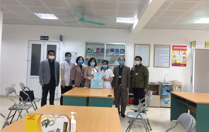 Ủy ban MTTQ quận Long Biên thăm, tặng quà các Trạm Y tế trực tiếp làm việc tại các khu vực cách ly
