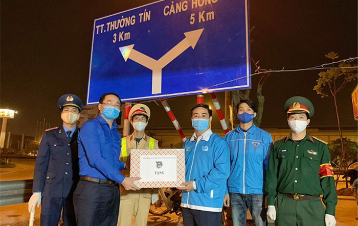 Thường trực Thành đoàn Hà Nội thăm động viên, tặng quà các đội hình tình nguyện trực chốt phòng, chống dịch