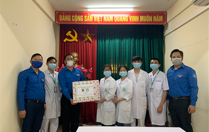 Thăm, tặng quà động viên đội sinh viên tình nguyện làm nhiệm vụ hỗ trợ phòng dịch tại tuyến đầu