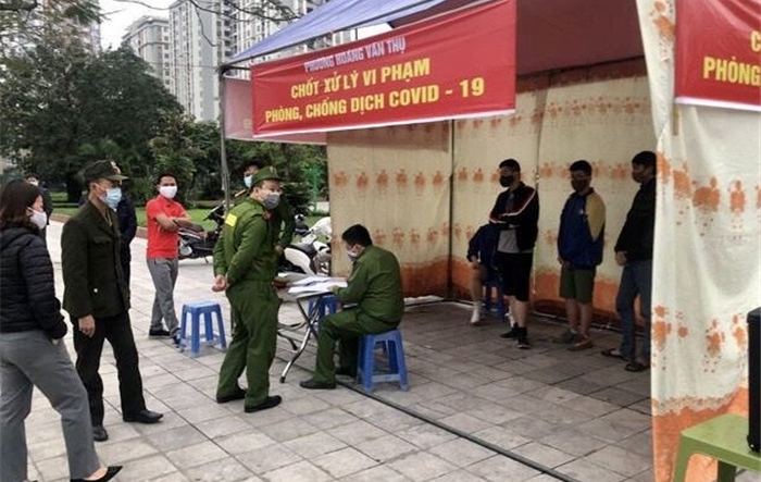 Quận Hoàng Mai xử phạt 62 trường hợp không đeo khẩu trang