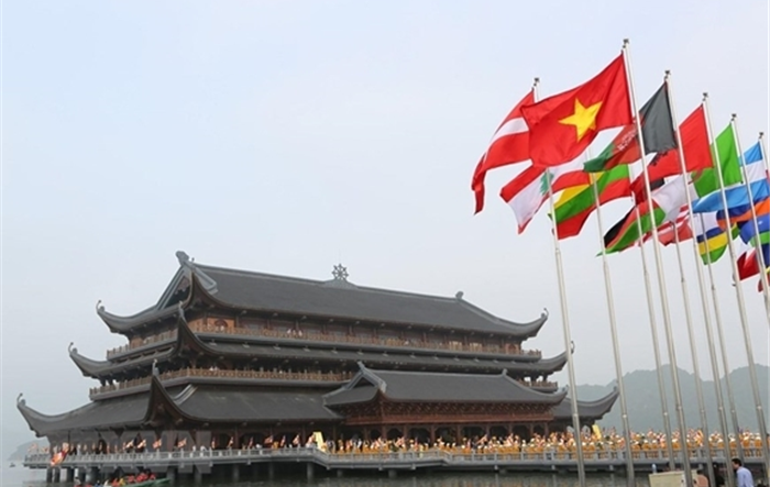 Đi tìm thuốc giải cho “cơn mê sảng” về tôn giáo