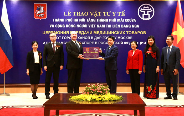 Hà Nội trao tặng vật tư y tế phòng, chống dịch Covid-19 cho thành phố Mátxcơva