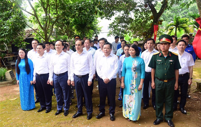 Phó Bí thư Thành ủy Hà Nội dâng hương tưởng niệm tại Nhà lưu niệm Bác Hồ ở huyện Thạch Thất