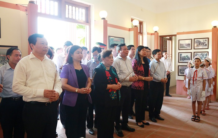 Chủ tịch HĐND Thành phố Nguyễn Thị Bích Ngọc dâng hương tại Nhà lưu niệm Bác Hồ 