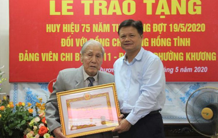 Trưởng ban Tổ chức Thành ủy trao tặng Huy hiệu 75 tuổi Đảng tại quận Thanh Xuân
