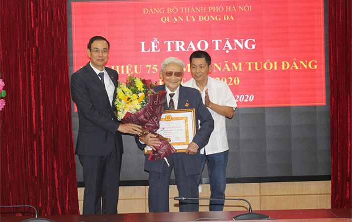Phó Bí thư Thành ủy Hà Nội trao Huy hiệu Đảng cho các đảng viên lão thành quận Đống Đa