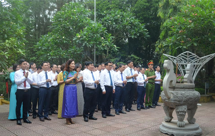 Lãnh đạo huyện Mê Linh dâng hương tưởng niệm Chủ tịch Hồ Chí Minh tại Đồi 79 Mùa Xuân