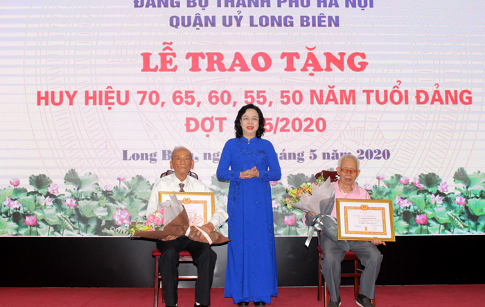 Phó Bí thư Thường trực Thành ủy Ngô Thị Thanh Hằng trao Huy hiệu Đảng tại quận Long Biên