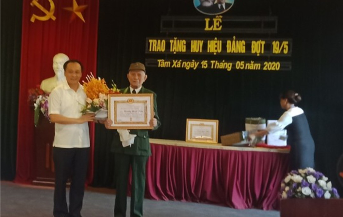 Phó Bí thư Thường trực Huyện ủy Đông Anh trao Huy hiệu Đảng cho đảng viên lão thành