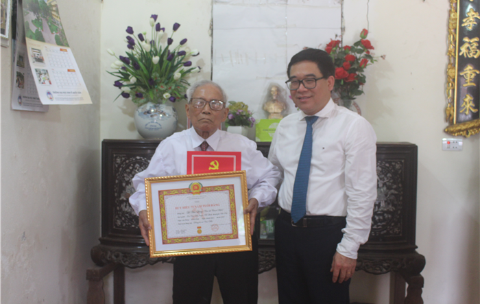 Bí thư Huyện ủy Mê Linh trao Huy hiệu Đảng cho đảng viên lão thành