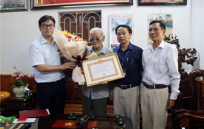 Bí thư Huyện ủy Chương Mỹ trao Huy hiệu Đảng cho đảng viên lão thành tại nhà riêng