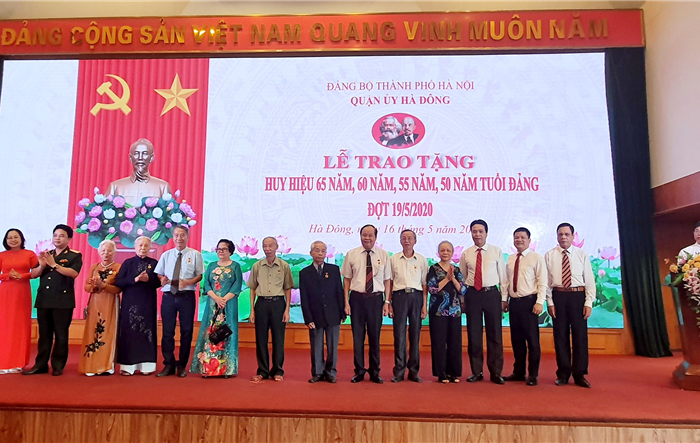 Quận uỷ Hà Đông trao tặng Huy hiệu Đảng cho Đảng viên 65 năm, 60 năm, 55 năm, 50 năm tuổi Đảng