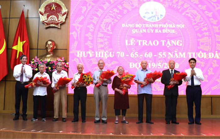 Phó Bí thư Thành ủy, Chủ tịch UBND Thành phố Nguyễn Đức Chung trao tặng Huy hiệu Đảng tại quận Ba Đình