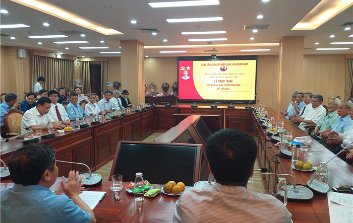 Huyện ủy Hoài Đức tổ chức trao Huy hiệu Đảng đợt 19-5