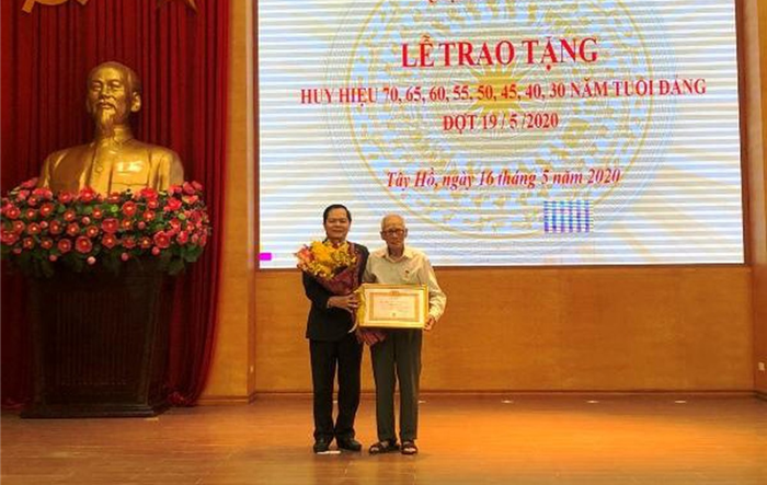 Quận Tây Hồ tổ chức trao tặng Huy hiệu Đảng đợt 19-5