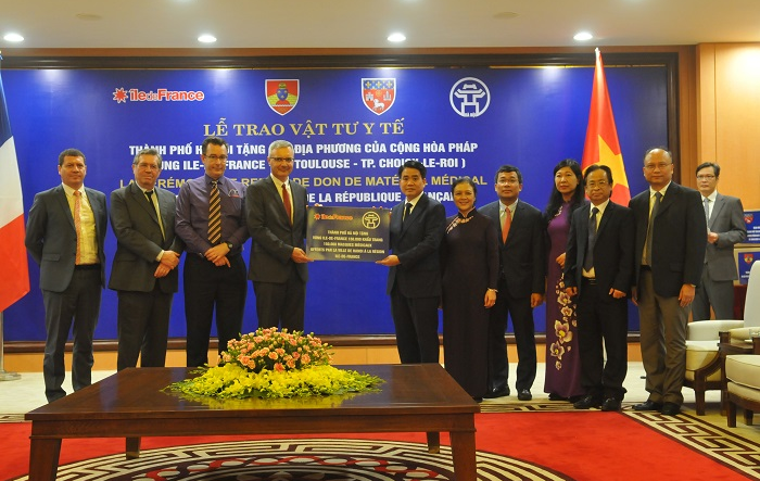 Hà Nội trao tặng 200.000 khẩu trang cho các địa phương của Pháp phòng, chống dịch Covid-19