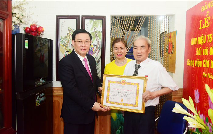 Bí thư Thành ủy Vương Đình Huệ trao Huy hiệu  75 năm tuổi Đảng cho cán bộ lão thành cách mạng