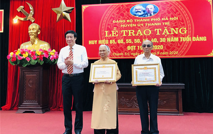 Huyện ủy Thanh Trì tổ chức trao Huy hiệu Đảng đợt 19-5