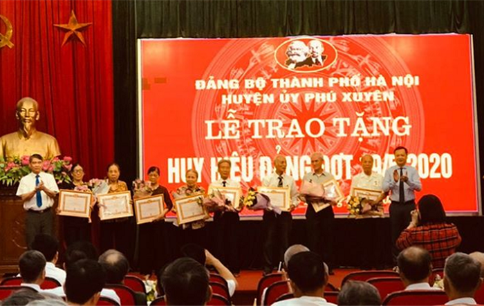 Huyện ủy Phú Xuyên trao tặng Huy hiệu Đảng đợt 19-5
