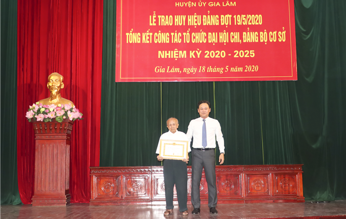 Huyện ủy Gia Lâm tổ chức trao Huy hiệu Đảng đợt 19-5