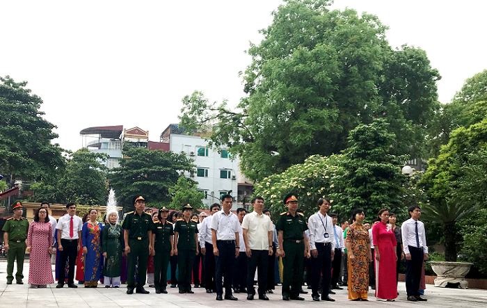 Dâng hương tưởng nhớ Chủ tịch Hồ Chí Minh 