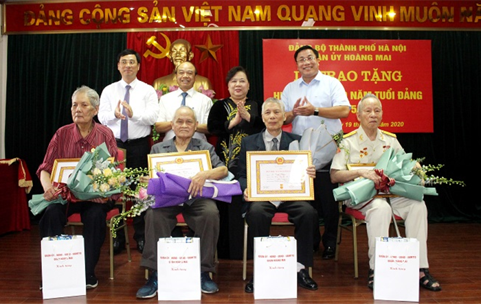 Chủ tịch HĐND Thành phố Nguyễn Thị Bích Ngọc trao Huy hiệu Đảng tại quận Hoàng Mai