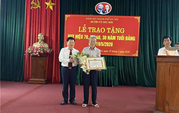 Bí thư Huyện ủy Sóc Sơn trao tặng Huy hiệu 75 và 70 năm tuổi Đảng cho đảng viên lão thành