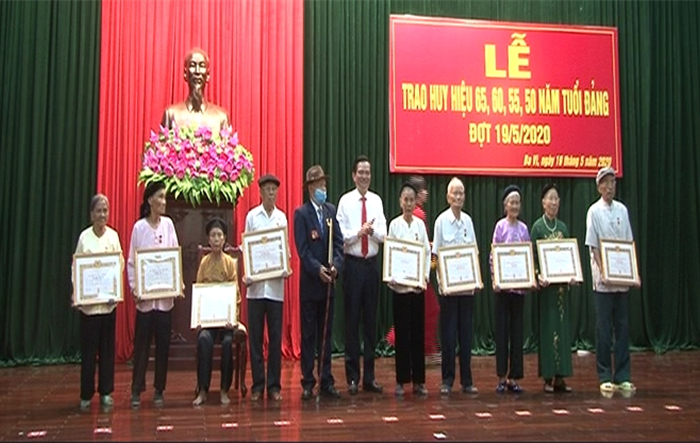 Huyện ủy Ba Vì: Trao tặng Huy hiệu Đảng dịp 19-5