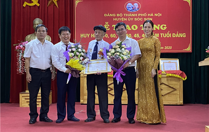 Bí thư Huyện ủy Sóc Sơn trao Huy hiệu 70 năm tuổi Đảng tại Đảng bộ xã Phù Lỗ
