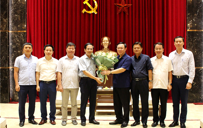 Trao Quyết định nghỉ hưu cho đồng chí Nguyễn Quang Huy