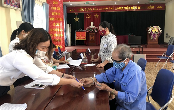 Huyện Thanh Trì: Kịp thời chi trả tiền hỗ trợ cho đối tượng bị ảnh hưởng bởi dịch Covid-19