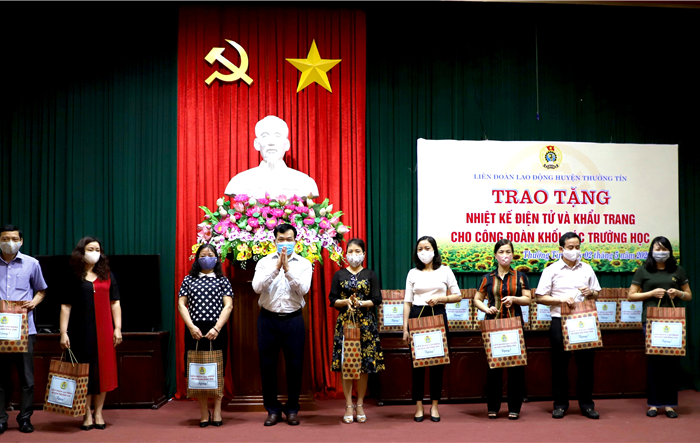 Huyện Thường Tín: Trao tặng 200 nhiệt kế điện tử, 9.000 khẩu trang cho các trường học