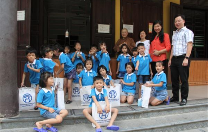 Thăm, tặng quà trẻ em mồ côi tại cơ sở bảo trợ xã hội chùa Bồ Đề nhân dịp Tết Thiếu nhi 01-6