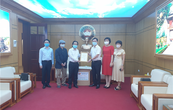 Hội hữu nghị Việt - Pháp thành phố Hà Nội ủng hộ 10.000 khẩu trang y tế phòng, chống dịch Covid-19