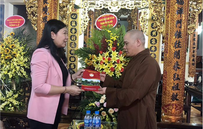Chủ tịch Ủy ban MTTQ thành phố Hà Nội chúc mừng Ban trị sự Phật giáo quận Hoàng Mai