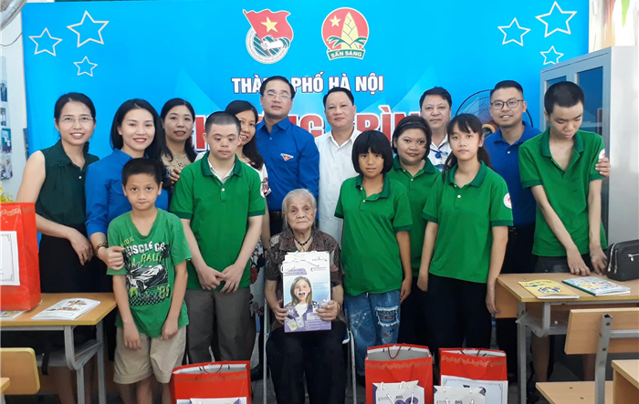 Tặng quà thiếu nhi vượt khó học tốt tại lớp học tình thương - Trường THCS An Dương