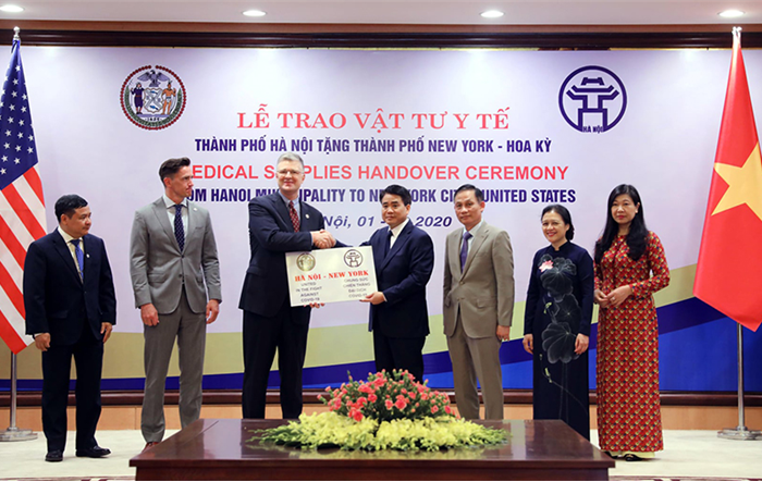 Hà Nội trao tặng vật tư y tế cho thành phố New York (Hoa Kỳ) chống dịch Covid-19
