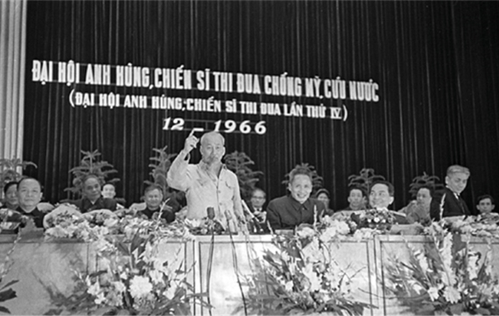 Ai cũng thi đua