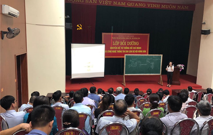 Bồi dưỡng chuyên đề  "Bác Hồ với nông dân"