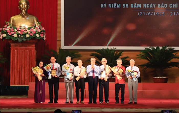 Hãy noi gương Bác Hồ về phong cách và đạo đức làm báo