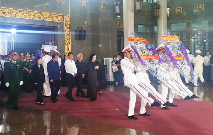 Đoàn đại biểu thành phố Hà Nội viếng đồng chí Trần Quốc Hương
